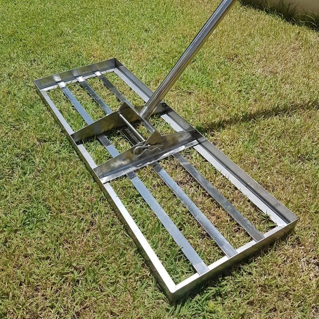 The 77 cm and 92 cm stainless steel lawn lutes on a lawn